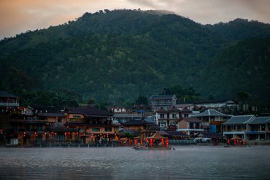 Ban Rak Tayland köyü Güzel göl, Çin yerleşim yeri, Mae Hong Oğlu, Tayland, 21 Kasım 2023