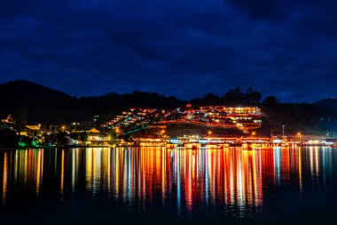 Gece lambası Ban Rak Tayland köyü. Güzel göl, Çin yerleşimi Mae Hong Son, Tayland 'da.
