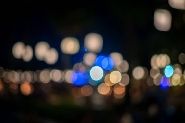 Şehirde gece aydınlık olur.
