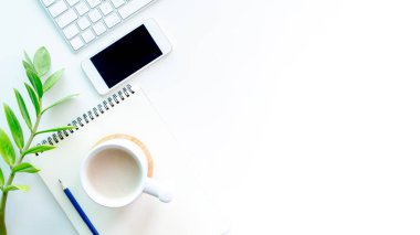 Beyaz arka planda dizüstü bilgisayarı olan Modern Çalışma Alanı Üst Görünümü. Düz konsept iş tasarımı, üst görünüm ofis masası des