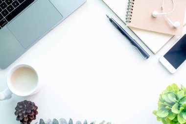 Beyaz arka planda dizüstü bilgisayarı olan Modern Çalışma Alanı Üst Görünümü. Düz konsept iş tasarımı, üst görünüm ofis masası des