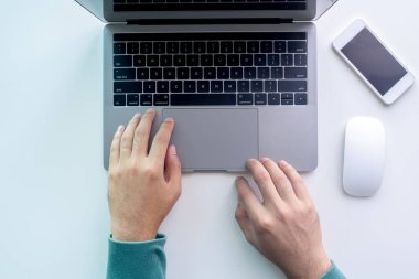 Beyaz arka planda dizüstü bilgisayarı olan Modern Çalışma Alanı Üst Görünümü. Düz konsept iş tasarımı, üst görünüm ofis masası des