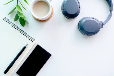 Beyaz arka planda dizüstü bilgisayarı olan Modern Çalışma Alanı Üst Görünümü. Düz konsept iş tasarımı, üst görünüm ofis masası des