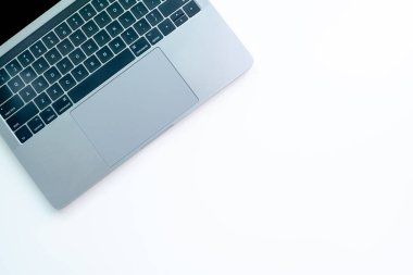 Beyaz arka planda dizüstü bilgisayarı olan Modern Çalışma Alanı Üst Görünümü. Düz konsept iş tasarımı, üst görünüm ofis masası des