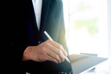 İş adamı iş yerinde dijital tablet kullanıyor, yakın plan