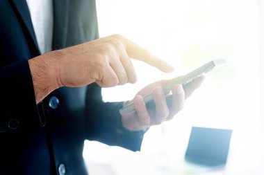 Cep telefonu kullanan adam