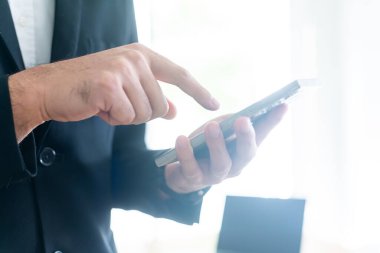 akıllı telefon kullanan iş adamı