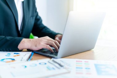 bilgisayar Office ile çalışan iş adamı