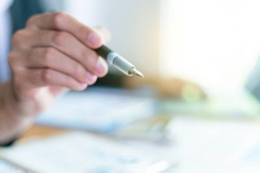 Defterde kalem ve yazıyla çalışan iş adamı