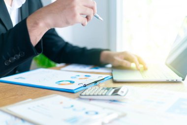 İş adamları grafikler ve grafikler üzerinde tartışıyor ve çalışıyor.