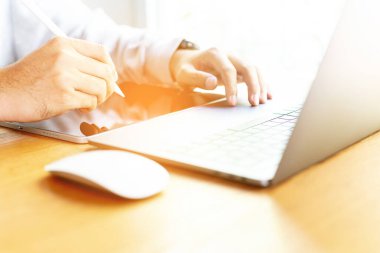 Evde çalışma alanı, finansal veri grafikleri, mali analiz veya iş değerlendirme kavramı