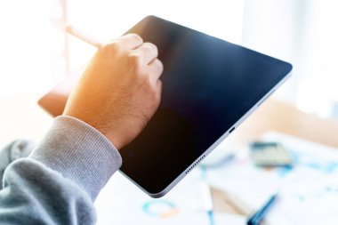 Evde çalışma alanı, finansal veri grafikleri, mali analiz veya iş değerlendirme kavramı