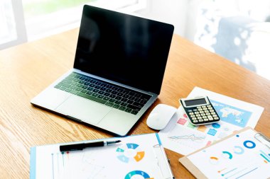 Evde çalışma alanı, finansal veri grafikleri, mali analiz veya iş değerlendirme kavramı