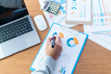 Evde çalışma alanı, finansal veri grafikleri, mali analiz veya iş değerlendirme kavramı