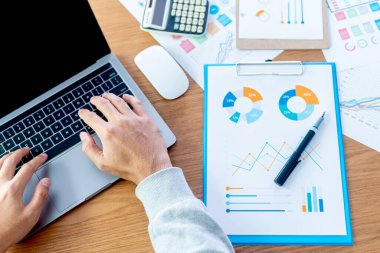 Evde çalışma alanı, finansal veri grafikleri, mali analiz veya iş değerlendirme kavramı