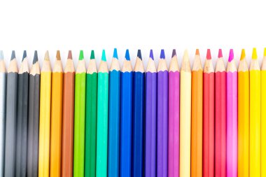 Renkli ahşap kalemler beyaz arkaplanda kopyalama alanı ile izole edilmiş