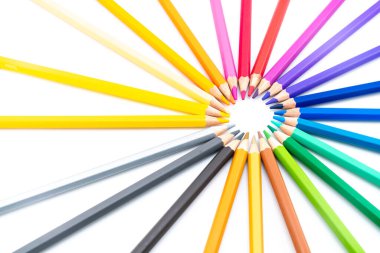 Renkli ahşap kalemler beyaz arkaplanda kopyalama alanı ile izole edilmiş