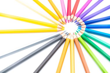 Renkli ahşap kalemler beyaz arkaplanda kopyalama alanı ile izole edilmiş