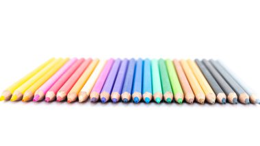 Renkli ahşap kalemler beyaz arkaplanda kopyalama alanı ile izole edilmiş