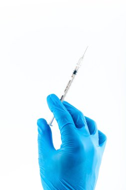 Beyaz izole şırınga ile eldiven el
