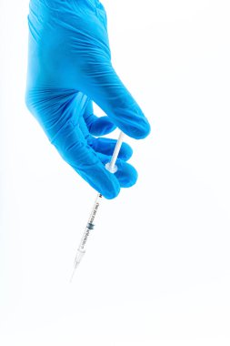 Beyaz izole şırınga ile eldiven el