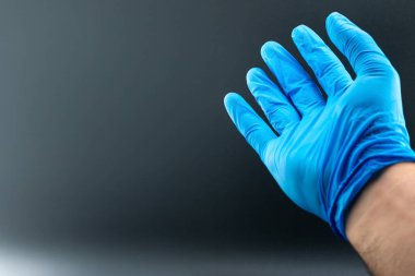 Beyaz izole şırınga ile eldiven el