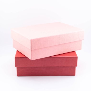 Kırmızı kutu beyaz arkaplanda izole edildi