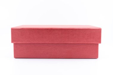 Kırmızı kutu beyaz arkaplanda izole edildi