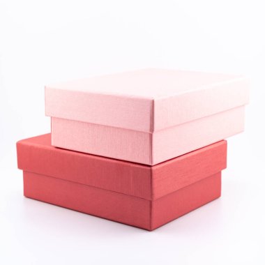 Kırmızı kutu beyaz arkaplanda izole edildi