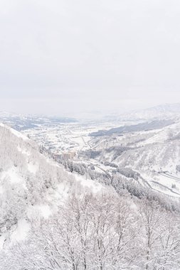 Gala Yuzawa kayak merkezinde kar dağları, Gondol halat kaldırma yerinden manzara, kış mevsiminde kar yağarken, niigata Japonya