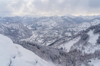 Gala Yuzawa kayak merkezinde kar dağları, Gondol halat kaldırma yerinden manzara, kış mevsiminde kar yağarken, niigata Japonya