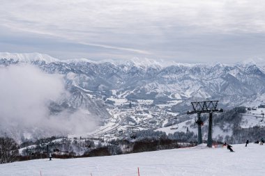 Gala Yuzawa kayak merkezinde kar dağları, Gondol halat kaldırma yerinden manzara, kış mevsiminde kar yağarken, niigata Japonya