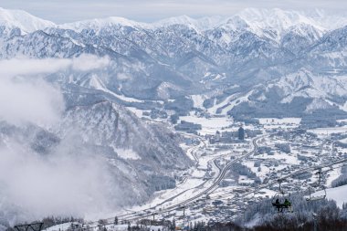 Gala Yuzawa kayak merkezinde kar dağları, Gondol halat kaldırma yerinden manzara, kış mevsiminde kar yağarken, niigata Japonya