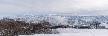 Gala Yuzawa kayak merkezinde kar dağları, Gondol halat kaldırma yerinden manzara, kış mevsiminde kar yağarken, niigata Japonya