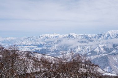 Gala Yuzawa kayak merkezinde kar dağları, Gondol halat kaldırma yerinden manzara, kış mevsiminde kar yağarken, niigata Japonya
