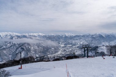 Gala Yuzawa kayak merkezinde kar dağları, Gondol halat kaldırma yerinden manzara, kış mevsiminde kar yağarken, niigata Japonya