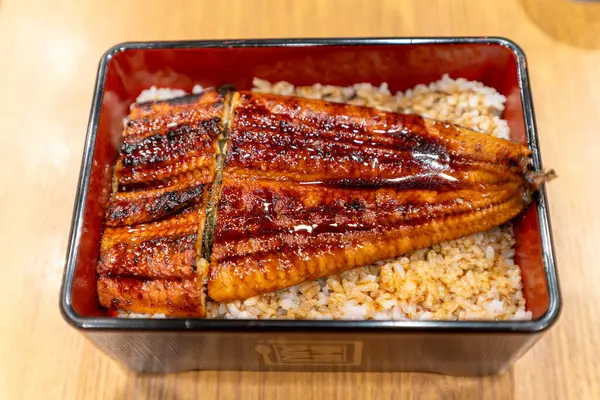 Japon usulü ızgara somon balığı pilav ve iyaki sosu.