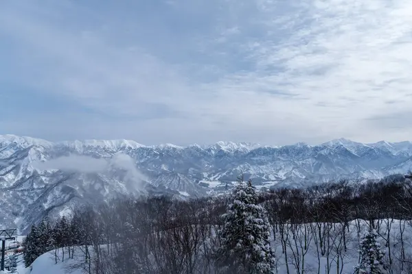 Gala Yuzawa kayak merkezinde kar dağları, Gondol halat kaldırma yerinden manzara, kış mevsiminde kar yağarken, niigata Japonya