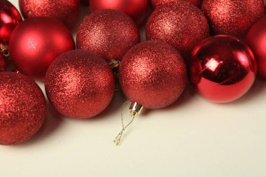 Yeni yıl arifesinde köknar dalı ve kozalaklarla dolu. Çam ağacı dallarının Noel ve Yeni Yıl kompozisyonu. Mutlu Noeller ve mutlu bayramlar tebrik kartı, çerçeve, pankart. Yeni Yıl.