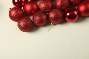 Yeni yıl arifesinde köknar dalı ve kozalaklarla dolu. Çam ağacı dallarının Noel ve Yeni Yıl kompozisyonu. Mutlu Noeller ve mutlu bayramlar tebrik kartı, çerçeve, pankart. Yeni Yıl.