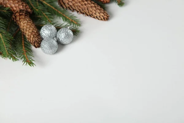 メリークリスマスとハッピーホリデーグリーティングカード フレーム バナー 白松の木の枝 — ストック写真