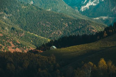 Bucegi dağları, Karpatlar, Romanya 'da büyüleyici bir dağ manzarası. Transilvanya 'nın Moeciu de Sus kentinde sonbahar doğası