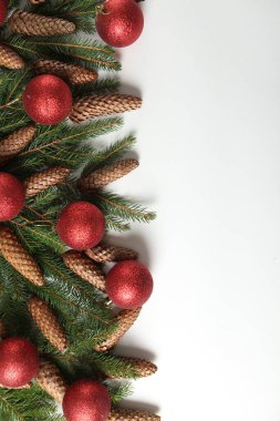 Bayram tebrik kartı ya da çam ağacı dallı pankart. Mutlu Noeller ve mutlu yıllar 2023.