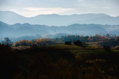 Romanya, Karpatlar 'da büyüleyici bir dağ manzarası. Brasov, Avrupa 'da sonbahar doğası