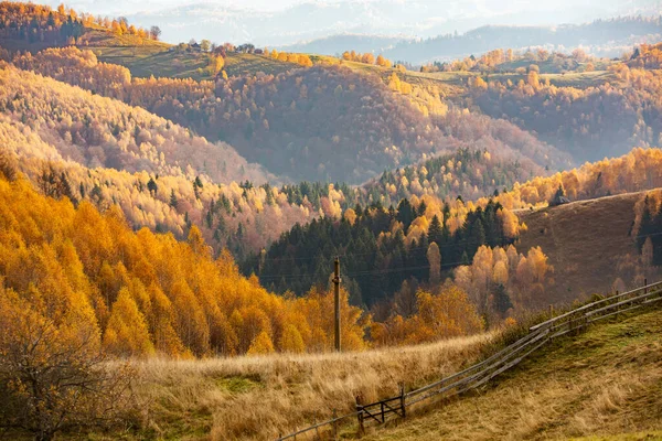 ルーマニアのカルパティアにある魅力的な山の風景 ブラソフ ヨーロッパの秋の自然 — ストック写真