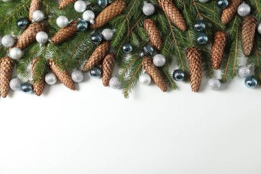 Bayram tebrik kartı ya da çam ağacı dallı pankart. Mutlu Noeller ve mutlu yıllar 2023.