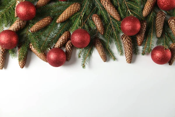 松の木の枝と休日グリーティングカードやバナー組成 メリークリスマスの背景とハッピーニューイヤー2023 — ストック写真