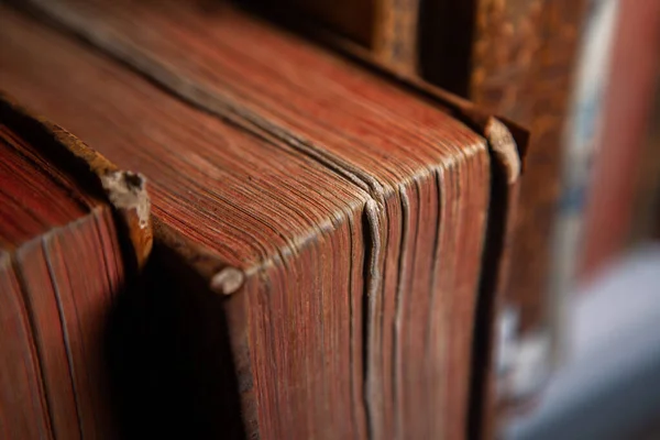 Bardzo Stare Książki Leżące Półkach Bibliotece Książki Jako Symbol Wiedzy — Zdjęcie stockowe