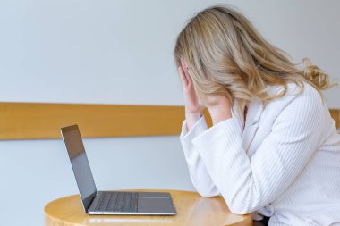 Güzel kız bilgisayarını kullanırken ve uzaktan çalışırken kendini yorgun ve stresli hissediyor. Ofisteki iş kadını depresyonda.. 