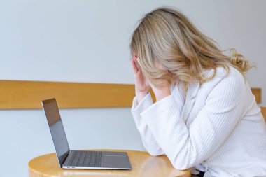 Güzel kız bilgisayarını kullanırken ve uzaktan çalışırken kendini yorgun ve stresli hissediyor. Ofisteki iş kadını depresyonda.. 